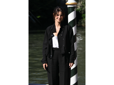 Barbara Ronchi stiilne esinemine 2025. aasta Veneetsia filmifestivalil: must-valge naistekleit Armanilt