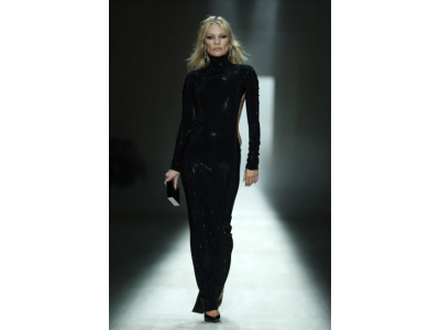 Kate Moss lõpetas Gucci moeetenduse, kandes provokatiivset string-tüüpi kleiti.
