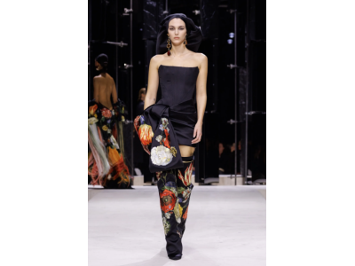 Kollektsioon Givenchy, mille lõi Sarah Burton, on loodud naistele, kellel on tugev iseloom.