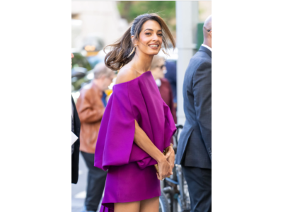 Amal Clooney avaldab muljet Balenciaga minikleidiga, mis justkui püüab õhku ja annab alguse tema uuele punase vaiba stiilile.
